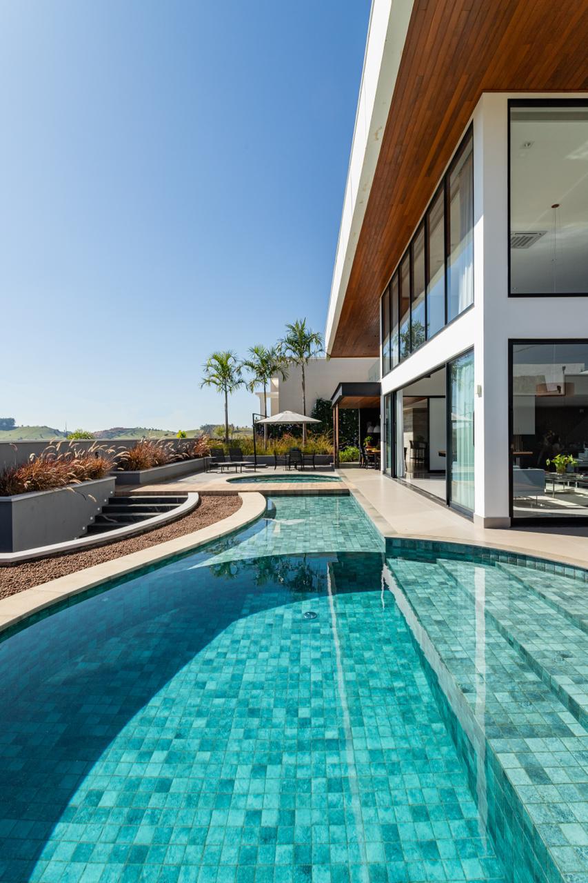 Esquadrias em uma bela casa com piscina.